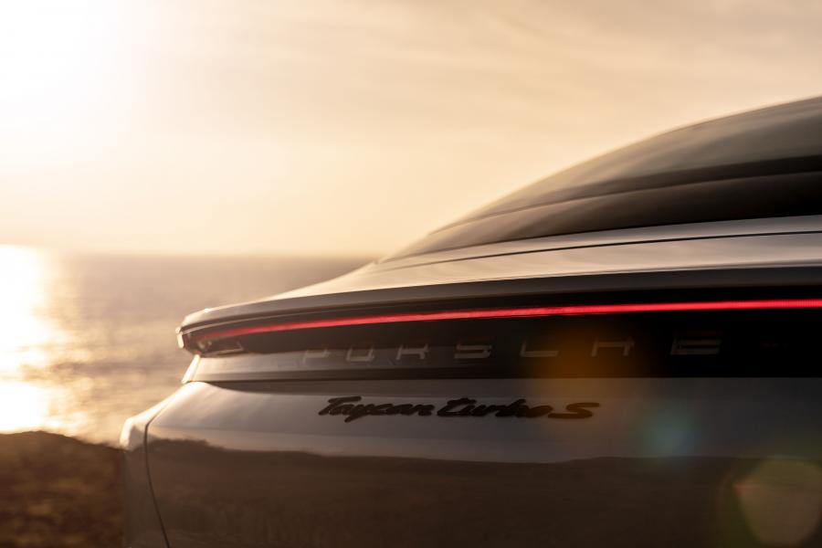 Логотип Porsche Taycan Turbo S 2019 года  (NA) (фото 4 из 40)